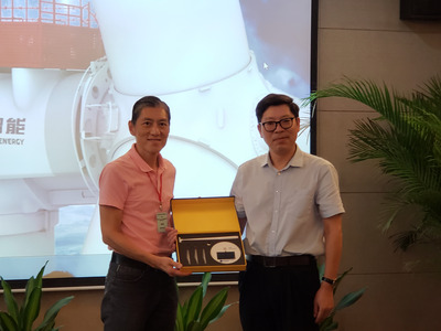 明陽新能源公司向本會向理事長鄭曜東致送禮品