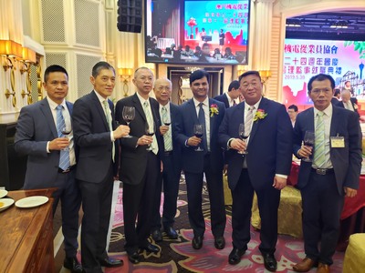 2019年會慶本會領導與嘉寶合照二